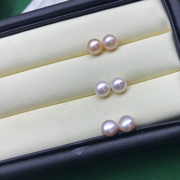 Freshwater Pearl Stud Earrings - Image 4